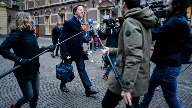Mark Rutte wird im Gehen interviewt Mark Rutte wird im Gehen interviewt