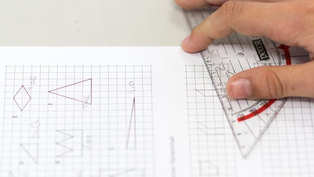 Geodreieck auf einem Papier. Geodreieck auf einem Papier.