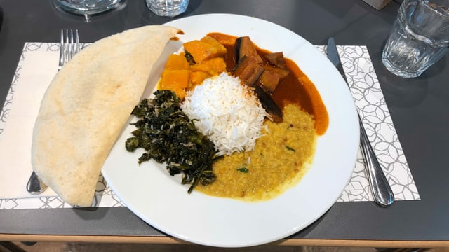 Ayurvedisches Menu Federkohl, Kürbis mit Süsskartoffeln an einer Currysauce, Auberginen an einer rassigen Tomatensauce und Dal, indische Linsen. Ayurvedisches Menu Federkohl, Kürbis mit Süsskartoffeln an einer Currysauce, Auberginen an einer rassigen Tomatensauce und Dal, indische Linsen.