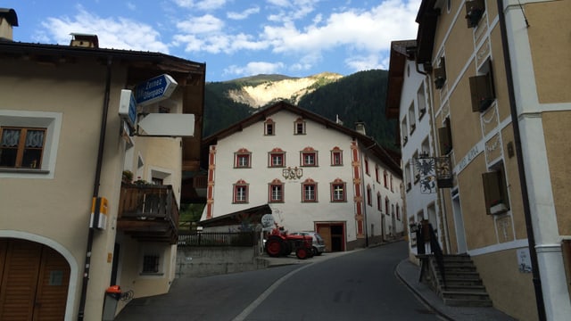 Schais davent da la plazza centrala a Sta. Maria Schais davent da la plazza centrala a Sta. Maria