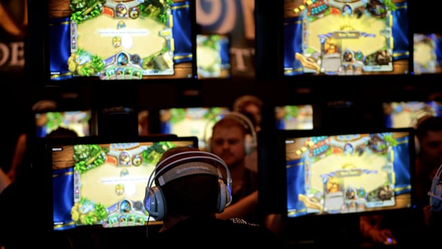 Das «World of Warcraft»-Kartenspiel auf mehreren Scherens.