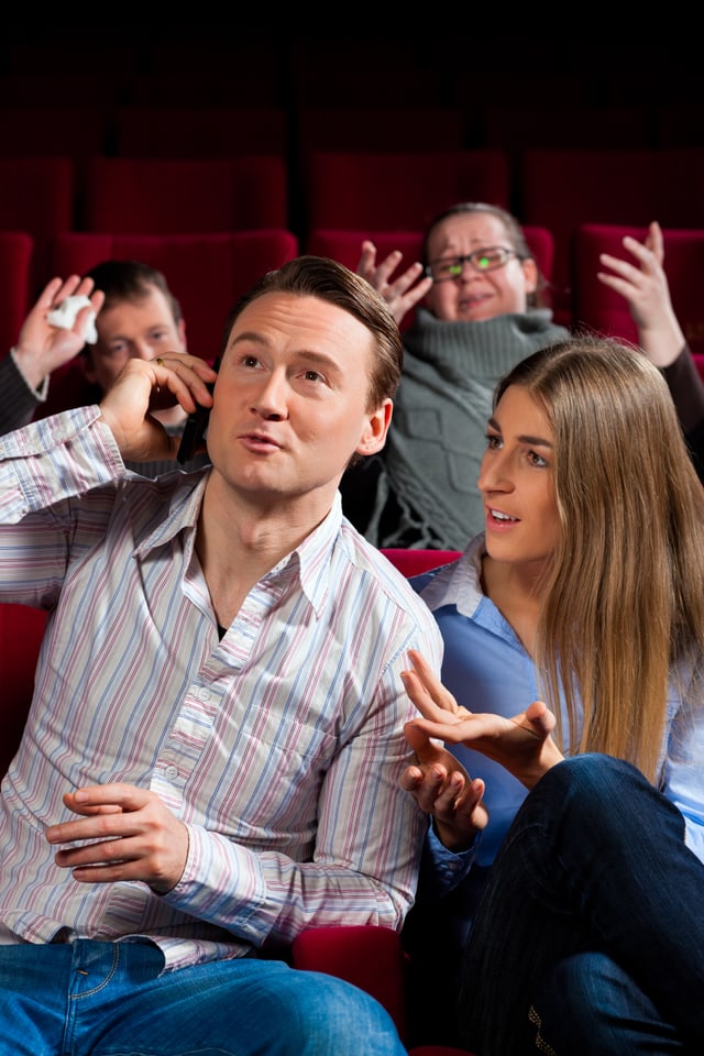 Telefonieren im Kino? Bitte verschone uns! Telefonieren im Kino? Bitte verschone uns!