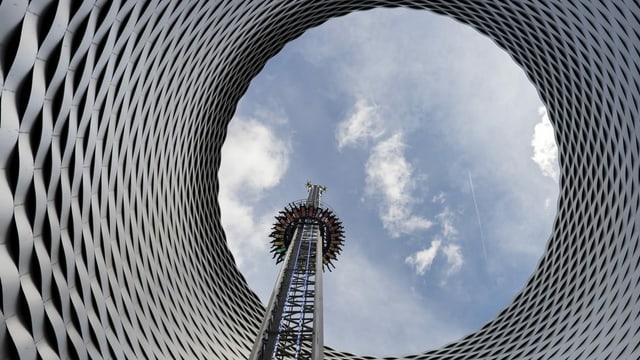 Falling Tower und Hauptgebäude der Messe Schweiz Falling Tower und Hauptgebäude der Messe Schweiz