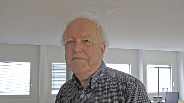 Porträt Ueli Habegger - älterer Herr mit weissen Haaren Porträt Ueli Habegger - älterer Herr mit weissen Haaren