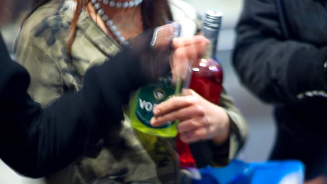 Jugendliche bei Alkohol-Testkäufen in Zürich (2008). Jugendliche bei Alkohol-Testkäufen in Zürich (2008).