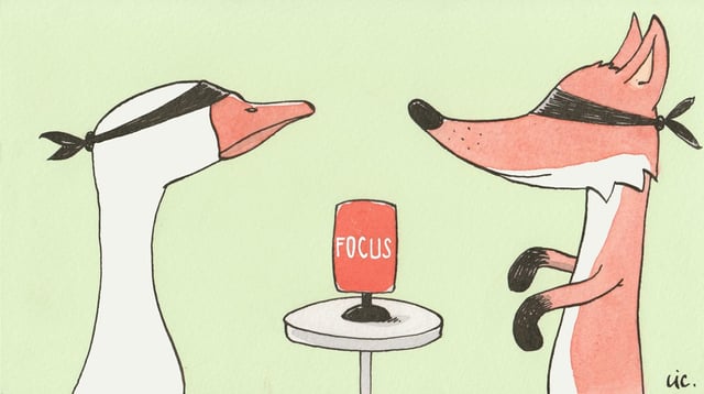 Eine Gans und ein Fuchs sitzen sich mit verbundenen Augen gegenüber Eine Gans und ein Fuchs sitzen sich mit verbundenen Augen gegenüber