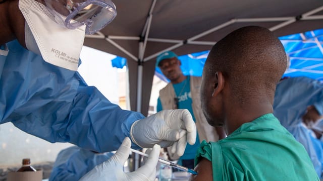 Ebola-Arzt im Einsatz. Ebola-Arzt im Einsatz.