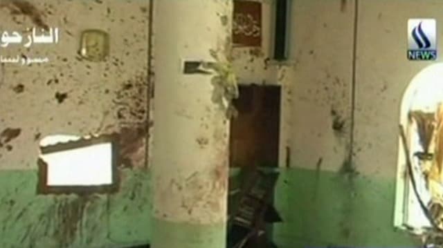 Explosionsspuren an den Wänden der überfallenen Moschee. Explosionsspuren an den Wänden der überfallenen Moschee.