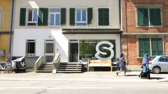 Häuserfassade, Schaufenster mit grossem S Häuserfassade, Schaufenster mit grossem S