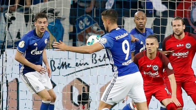 Di Santo nimmt den Ball an. Di Santo nimmt den Ball an.