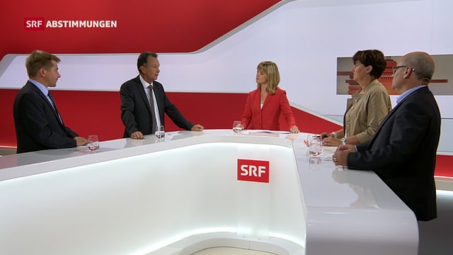 Vier Vertreter aus der Politik diskutieren unter der Leitung einer Moderatorin die Abstimmungsresultate. Vier Vertreter aus der Politik diskutieren unter der Leitung einer Moderatorin die Abstimmungsresultate.