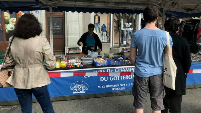 Die Kundinnen und Kunden müssen stets einen Mindestabstand zum Stand einhalten. Die Kundinnen und Kunden müssen stets einen Mindestabstand zum Stand einhalten.