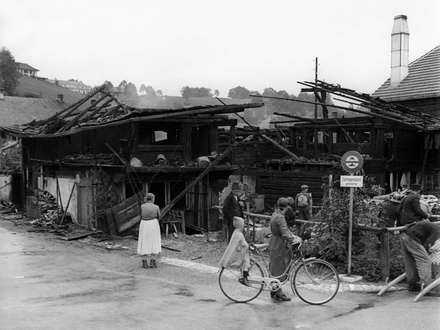 Die Bevölkerung von Riggisberg sucht nach der Bombardierung in den zerstörten Häusern nach ihrem Hab und Gut. Die Bevölkerung von Riggisberg sucht nach der Bombardierung in den zerstörten Häusern nach ihrem Hab und Gut.