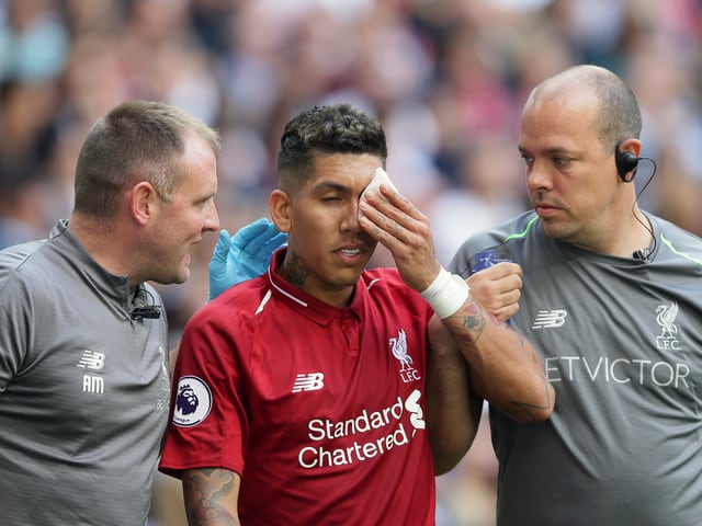 Firmino wird vom Platz begleitet