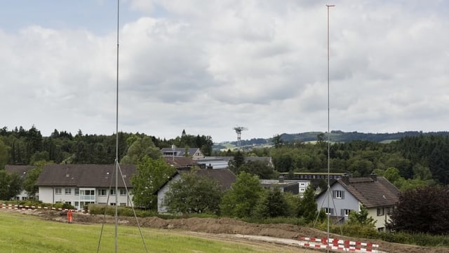 Baupfeiler auf Wiese. Baupfeiler auf Wiese.