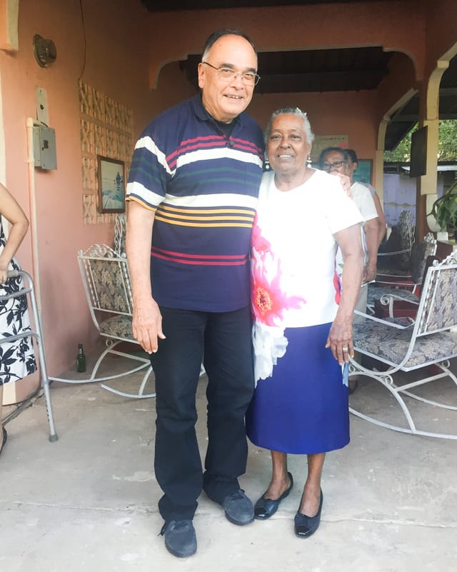 Vince E. Abea mit seinem ehemaligen Kindermädchen Micaela Murillo de Bernal.