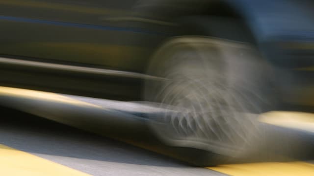 Autopneu auf Fussgängerstreifen Autopneu auf Fussgängerstreifen