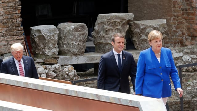 Merkel, Macron und Trump gehen in einer Reihe Merkel, Macron und Trump gehen in einer Reihe