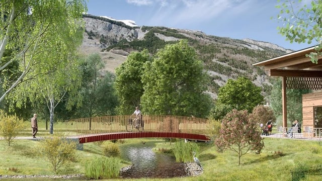 Bach mit Brücke und Radfahrer darauf. Viel grün, im Hintergrund der Calanda. Bach mit Brücke und Radfahrer darauf. Viel grün, im Hintergrund der Calanda.
