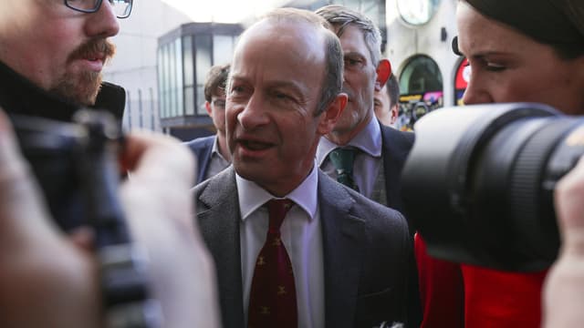 Henry Bolton in Menschenmasse. Henry Bolton in Menschenmasse.