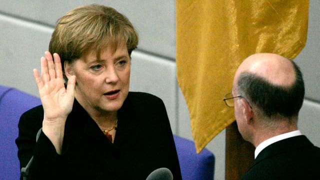 Angela Merkel bei ihrer Vereidigung im Jahr 2005. Angela Merkel bei ihrer Vereidigung im Jahr 2005.