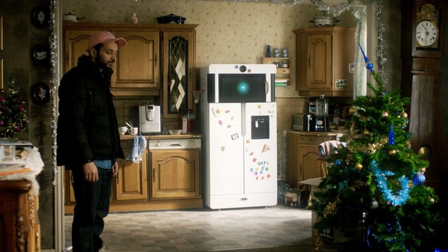 Jérem steht in seiner Küche mit dem Kühlschrank Jérem steht in seiner Küche mit dem Kühlschrank