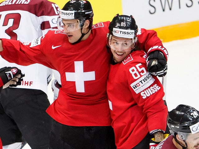 Nino Niederreiter (links) und Sven Andrighetto bejubeln einen Treffer Nino Niederreiter (links) und Sven Andrighetto bejubeln einen Treffer