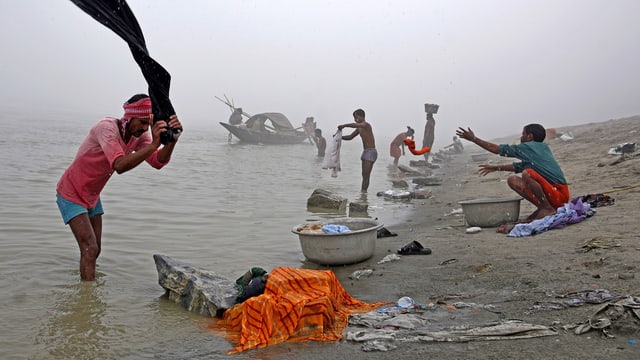 Im Brahmaputra waschen die Leute auch ihre Kleider. Im Brahmaputra waschen die Leute auch ihre Kleider.