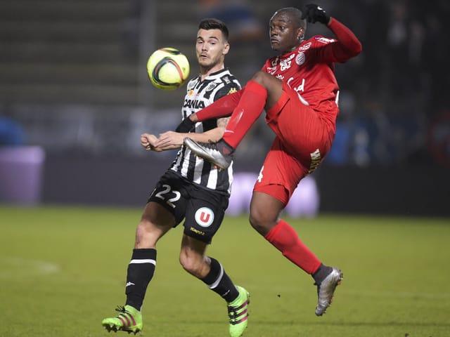 Goran Karanovic im Zweikampf mit Jerome Roussillon