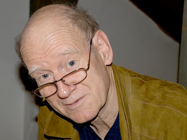 Der Schriftsteller Franz Hohler blickt fragend in die Kamera. Der Schriftsteller Franz Hohler blickt fragend in die Kamera.