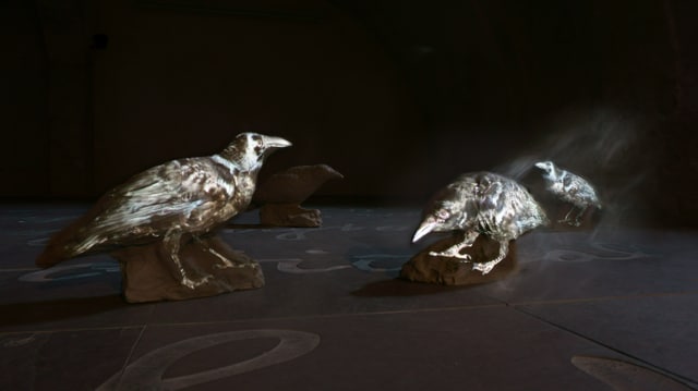 Raben, 2013, «Kinematografische Skulptur», Videoprojektion auf fünf lebensgrosse Raben aus Lehm. Raben, 2013, «Kinematografische Skulptur», Videoprojektion auf fünf lebensgrosse Raben aus Lehm.