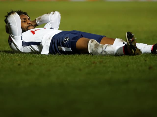 Danny Rose liegt am Boden