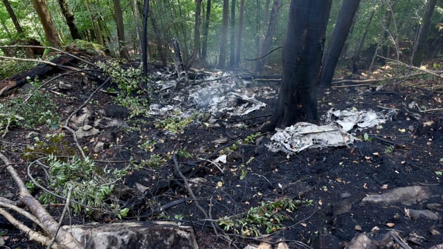 Die Absturzstelle eines Kleinflugzeugs in steilem Gelände. Die Absturzstelle eines Kleinflugzeugs in steilem Gelände.
