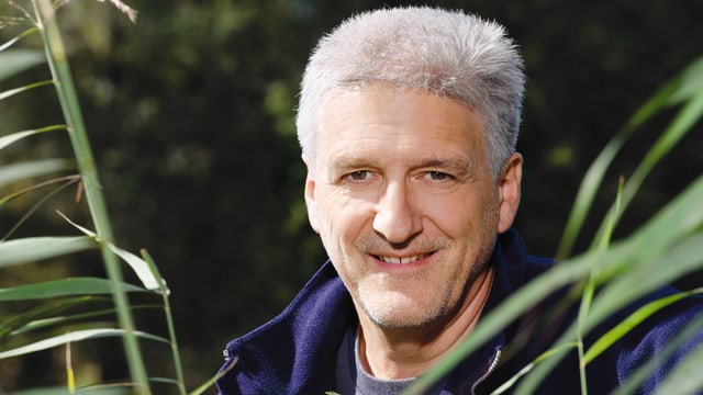 Porträt von Andreas Moser im Grünen. Porträt von Andreas Moser im Grünen.