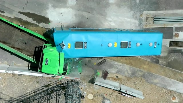 Crashtest: Bus kollidiert mit Lastwagen Crashtest: Bus kollidiert mit Lastwagen