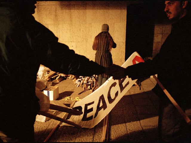 Ein «Peace»-Banner. Ein «Peace»-Banner.