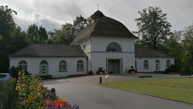 Altes Gebäude mit kirchenähnlichem Aufbau Altes Gebäude mit kirchenähnlichem Aufbau