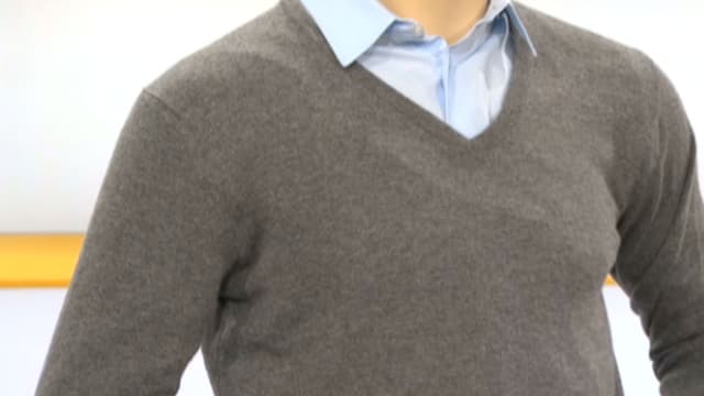 Schaufensterpuppe mit einem blauben Hemd und einem grauen Kaschmir-Pullover darüber Schaufensterpuppe mit einem blauben Hemd und einem grauen Kaschmir-Pullover darüber