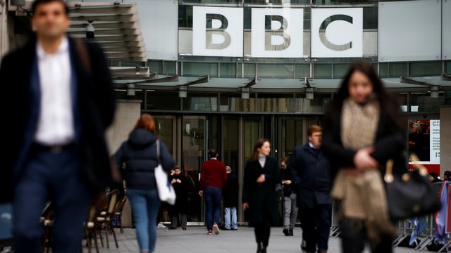 Passanten vor BBC-Zentrale in London Passanten vor BBC-Zentrale in London