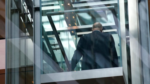SPD-Chef Martin Schulz von hinten in einem gläsernen Lift. SPD-Chef Martin Schulz von hinten in einem gläsernen Lift.