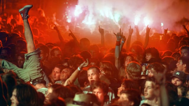 Das begeisterte Publikum johlt an einem Konzert Openair St. Gallen im Sittertobel, im Jahr 2003. Das begeisterte Publikum johlt an einem Konzert Openair St. Gallen im Sittertobel, im Jahr 2003.
