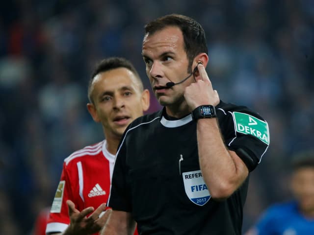 Marco Fritz greift sich ans linke Ohr, um mit dem VAR Kontakt aufzunehmen. Marco Fritz greift sich ans linke Ohr, um mit dem VAR Kontakt aufzunehmen.