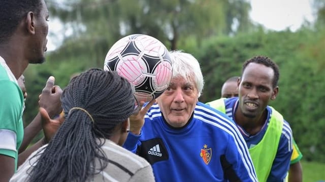 Willy Schmid spielt mit Jugendlichen Fussball. Willy Schmid spielt mit Jugendlichen Fussball.