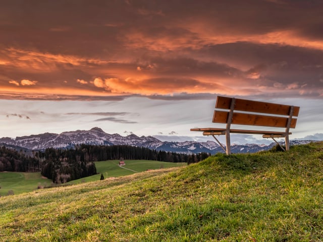 Säntis unter einer roten Wolkendecke