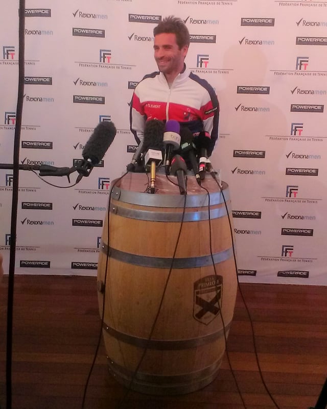 Arnaud Clément steht hinter mehreren Mikrofonen. Arnaud Clément steht hinter mehreren Mikrofonen.