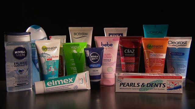 Verschiedene Kosmetikprodukte mit Mikroplastik.