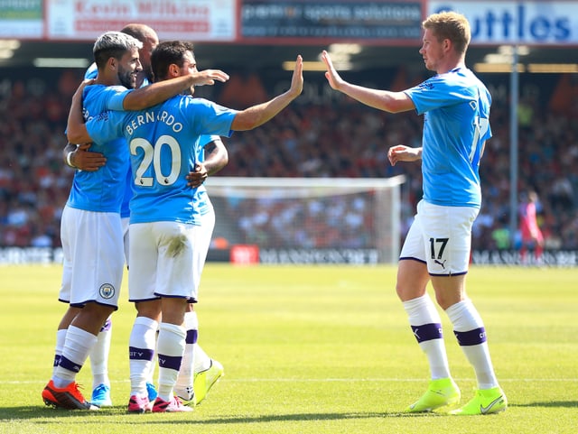 Kevin de Bruyne jubelt mit seinen Teamkollegen.