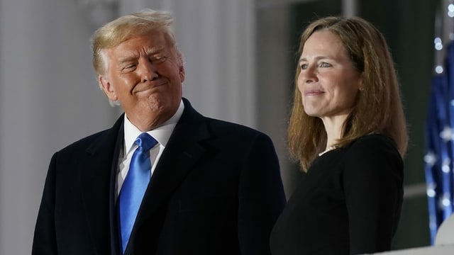 Donald Trump lächelt Richterin Amy Coney Barrett an. Donald Trump lächelt Richterin Amy Coney Barrett an.