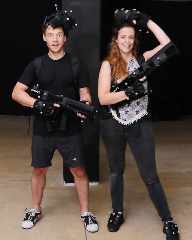 Jürg und Martina sind noch ziemlich benommen vom Spielen, posieren aber wie Helden für die Kamera in ihrer VR-Ausrüstung. Jürg und Martina sind noch ziemlich benommen vom Spielen, posieren aber wie Helden für die Kamera in ihrer VR-Ausrüstung.