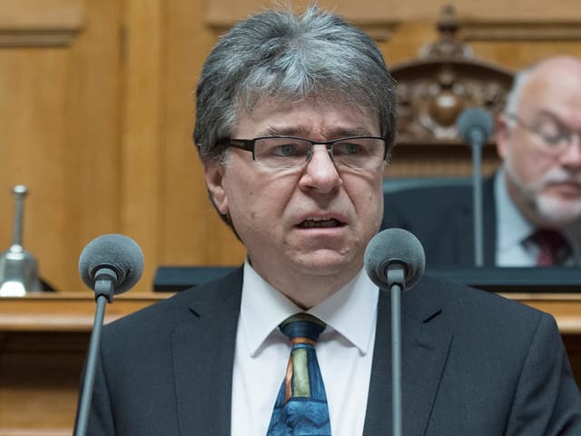 Lothar Zjörjen spricht in ein Mikrofon im Nationalrats. Lothar Zjörjen spricht in ein Mikrofon im Nationalrats.